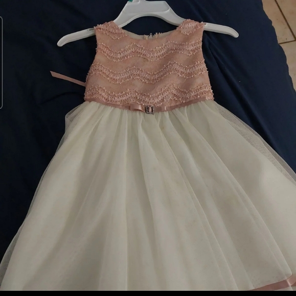 Dresses - Picture 2 of 4